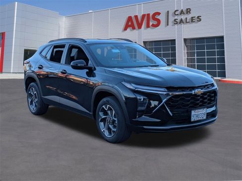 Used 2025 Chevrolet Trax LT w/ LT Convenience Package image 3