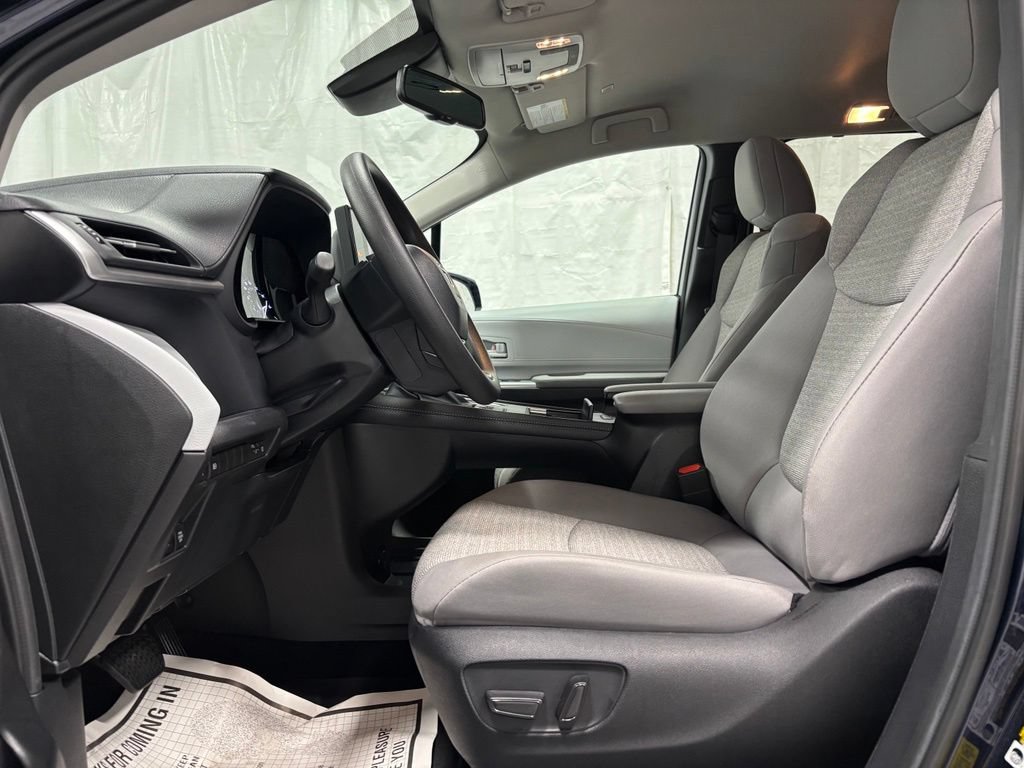 Used 2026 Toyota Sienna LE AWD/4WD image 14