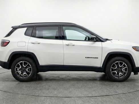 Used 2025 Jeep Compass Trailhawk image 11