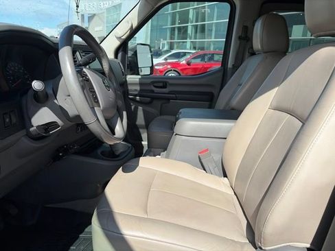 Used 2018 Nissan NV 3500 SL RWD image 9