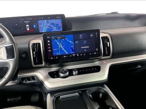 Used 2025 Ford Expedition Active AWD/4WD image 6