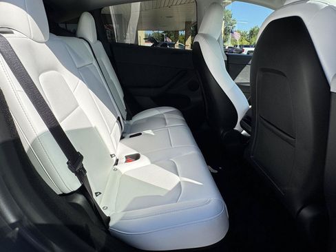 Used 2025 Tesla Model Y Long Range AWD/4WD image 25