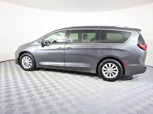 Used 2019 Chrysler Pacifica Touring-L FWD image 3