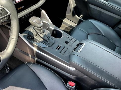 Used 2024 Toyota Highlander XLE AWD/4WD image 16