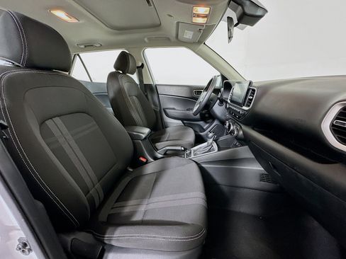 Used 2025 Hyundai Venue SEL image 30