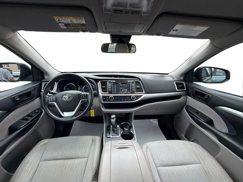 Used 2019 Toyota Highlander Plus FWD image 22