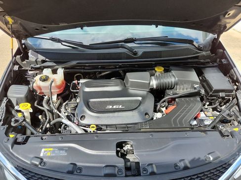 Used 2018 Chrysler Pacifica Limited w/ Advanced Safetytec Group FWD image 18