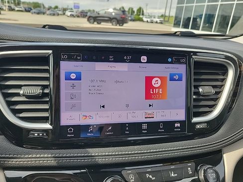Used 2023 Chrysler Pacifica Limited FWD image 30