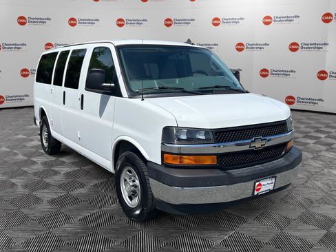 Used 2017 Chevrolet Express 2500 LT w/ LT Preferred Equipment Group RWD image 7