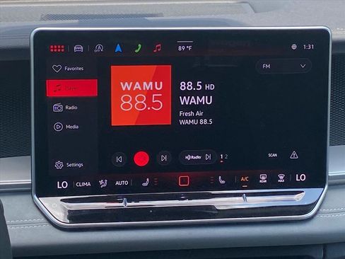 Used 2025 Volkswagen Tiguan SE image 6