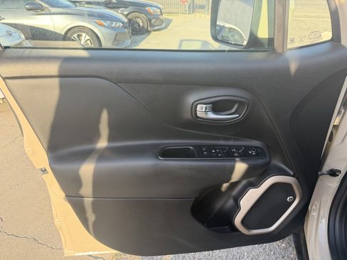 Used 2016 Jeep Renegade 75th Anniversary image 18