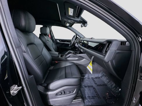 Certified 2026 Porsche Cayenne AWD/4WD image 31