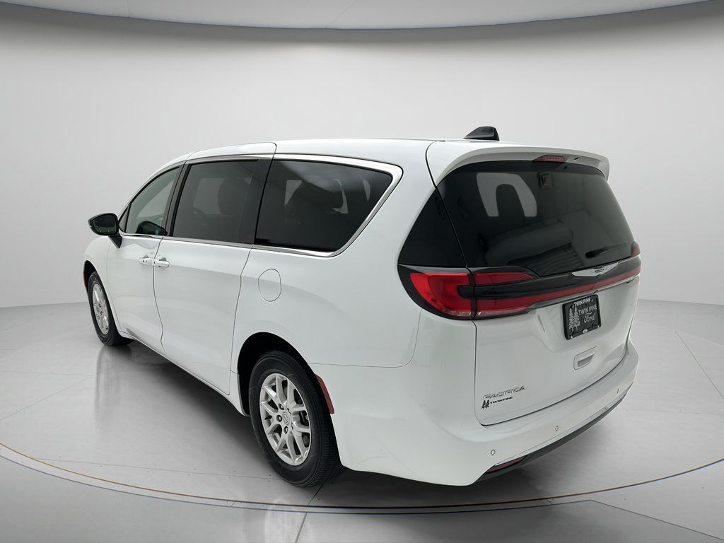 Used 2025 Chrysler Pacifica Select FWD image 7