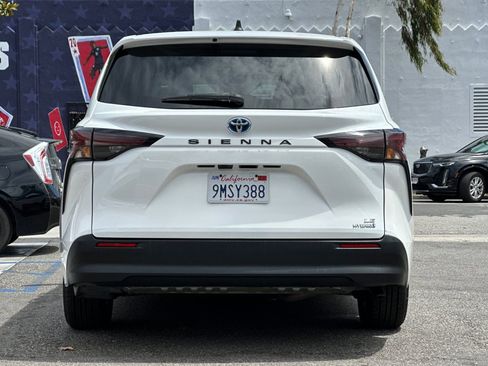 Used 2023 Toyota Sienna LE FWD image 5