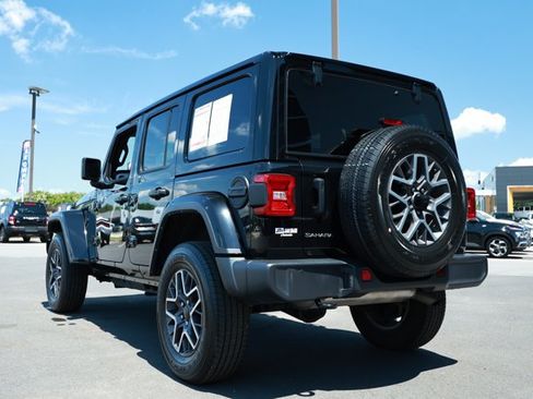Used 2025 Jeep Wrangler Unlimited Sahara AWD/4WD image 8