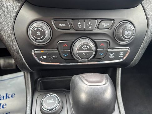 Used 2023 Jeep Cherokee Altitude Lux image 17