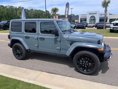 Certified 2025 Jeep Wrangler Unlimited Sahara w/ Safety Group AWD/4WD image 3