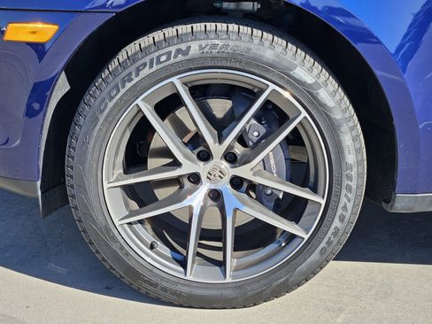 Certified 2025 Porsche Macan image 14