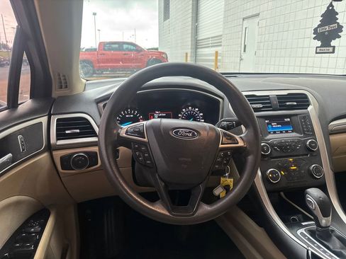 Used 2015 Ford Fusion SE FWD image 3