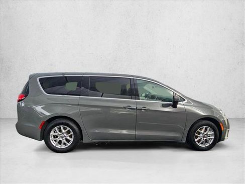 Used 2023 Chrysler Pacifica Touring-L FWD image 3