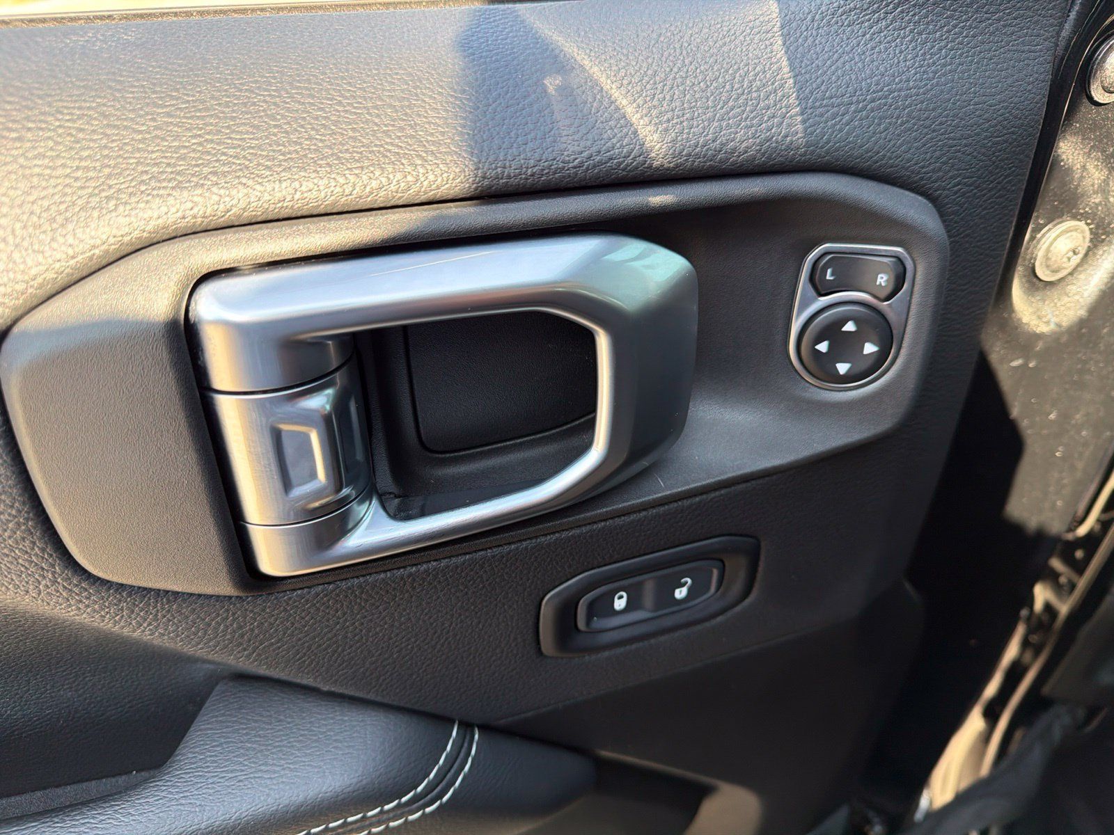 Used 2023 Jeep Wrangler Unlimited Sahara w/ Cold Weather Group AWD/4WD image 16