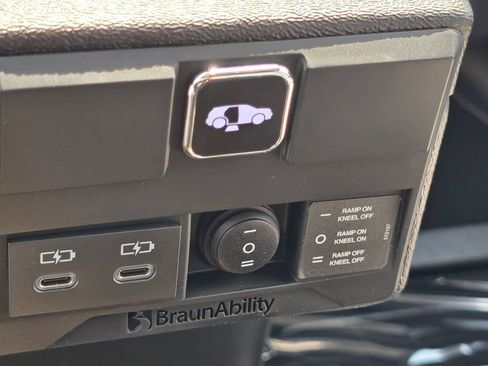 Used 2026 Toyota Sienna LE FWD image 30