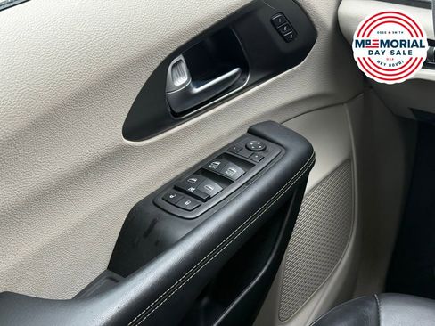 Used 2023 Chrysler Pacifica Touring-L FWD image 7