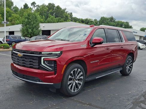 Used 2025 Chevrolet Suburban High Country w/ Sun And Tow Package AWD/4WD image 3