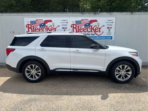 Used 2021 Ford Explorer Limited w/ Equipment Group 301A RWD image 2