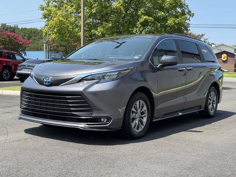 Used 2025 Toyota Sienna XLE FWD image 26