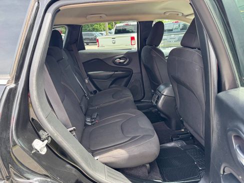 Used 2017 Jeep Cherokee Latitude w/ Comfort/Convenience Group FWD image 43