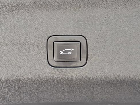 Used 2025 GMC Yukon Denali RWD image 22