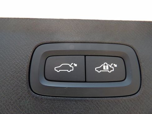 Certified 2025 Volvo XC90 T8 Plus AWD/4WD image 28