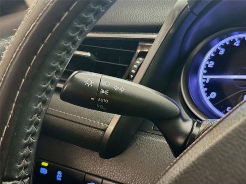 Used 2021 Toyota Camry SE image 5