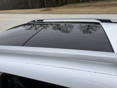 Used 2017 Jeep Cherokee Overland image 4