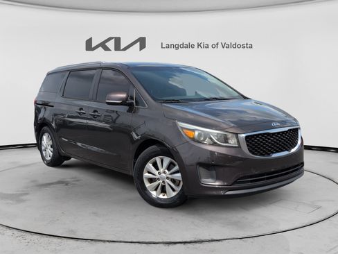 Used 2017 Kia Sedona LX w/ LX Essentials Premium Package FWD image 2