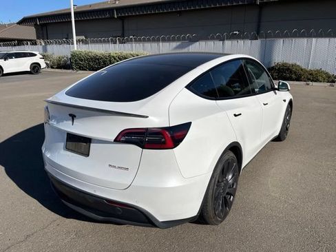 Used 2022 Tesla Model Y Performance AWD/4WD image 3
