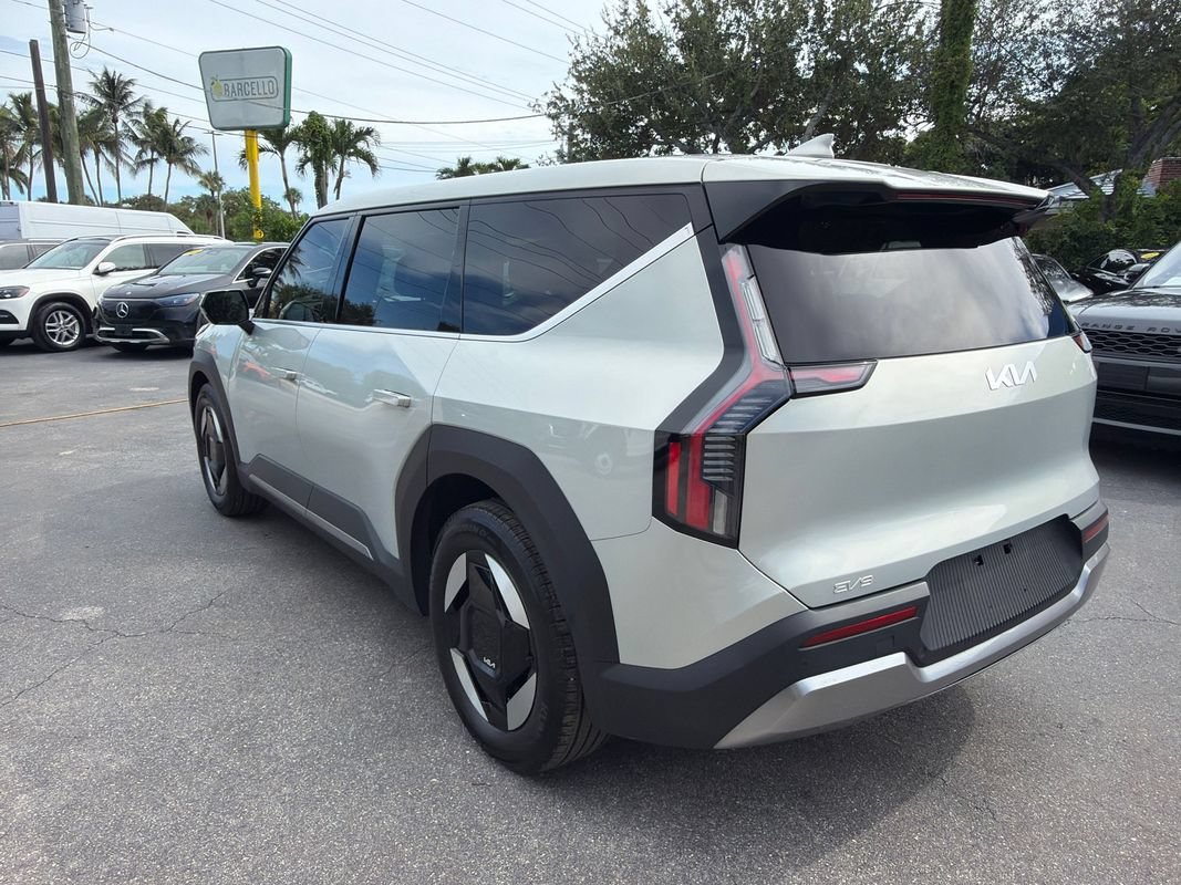 Used 2024 Kia EV9 Light Long Range RWD image 3