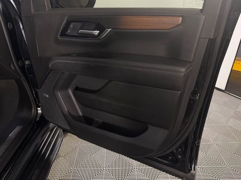 Used 2025 GMC Yukon Denali image 31