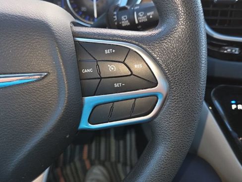 Used 2018 Chrysler Pacifica Touring w/ Tire & Wheel Group FWD image 18