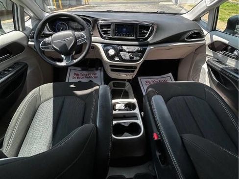 Used 2020 Chrysler Voyager LX image 13