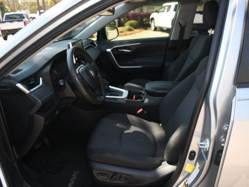 Used 2019 Toyota RAV4 XLE w/ Convenience Package image 8