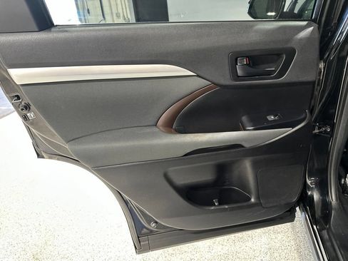 Used 2019 Toyota Highlander LE AWD/4WD image 13