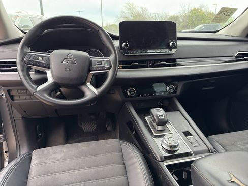 Used 2023 Mitsubishi Outlander SE image 9