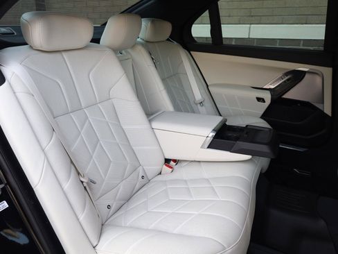 Used 2023 BMW 740i RWD image 24