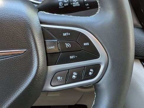 Used 2024 Chrysler Pacifica Touring-L FWD image 19