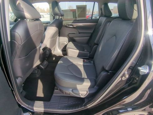 Certified 2025 Toyota Highlander Platinum image 16