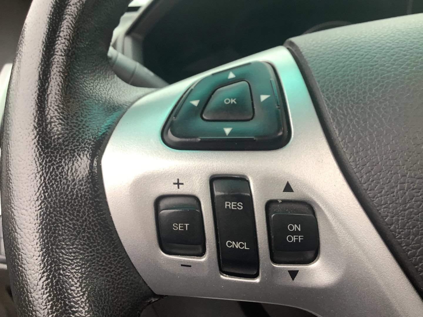 Used 2015 Ford Explorer XLT w/ Equipment Group 202A AWD/4WD image 32