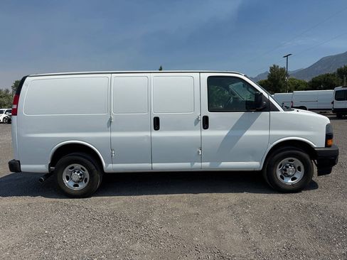 Used 2021 Chevrolet Express 2500 RWD image 2
