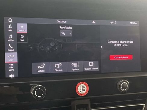Certified 2024 Porsche Macan AWD/4WD image 30